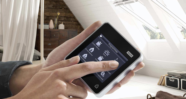 Az új VELUX INTEGRA® vezérlő swipe technológiájú, intuitív érintőképernyő.